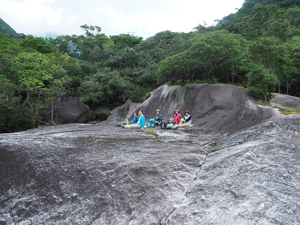 ５人が小さく見えるくらい大きな巨岩の上で記念撮影