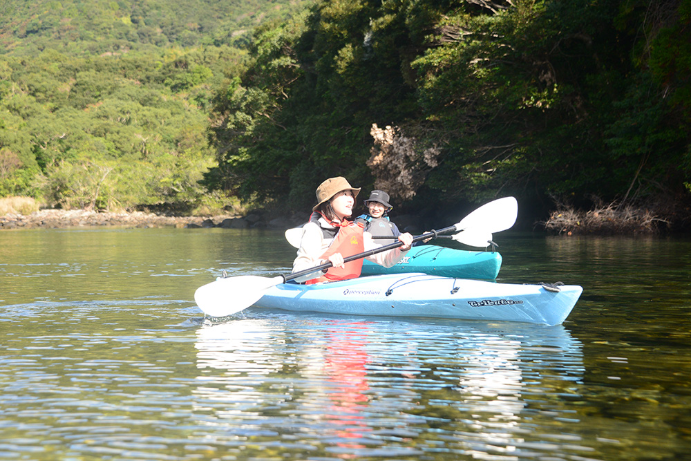 新婚旅行で選んだ栗生川で最高に透明な水にカヤックで浮きました