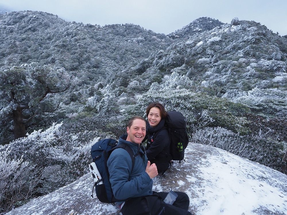 想像以上の雪景色に満面の笑みを浮かべてこちらにポーズを撮る二人の写真