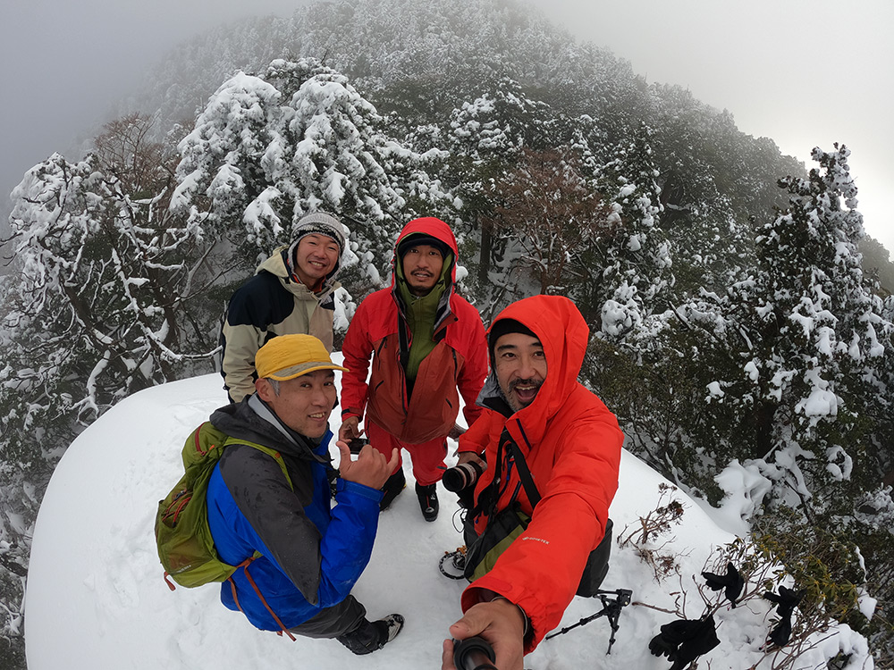 ４人が雪山で偶然会えた事を記念して撮った１枚