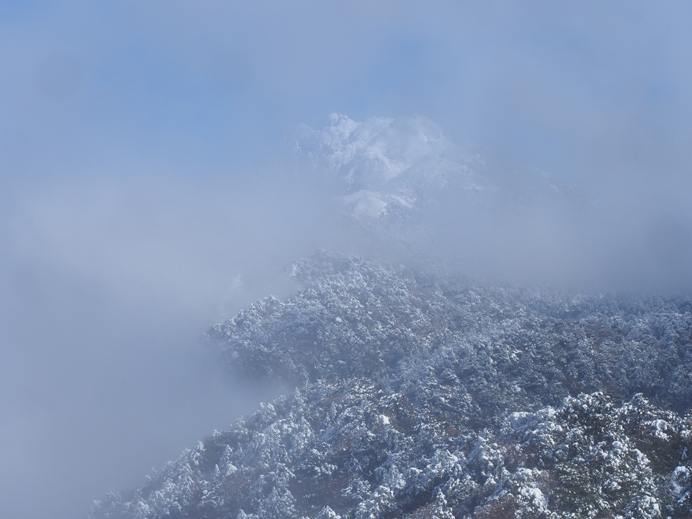 雲の合間から永田岳が見えた時の写真