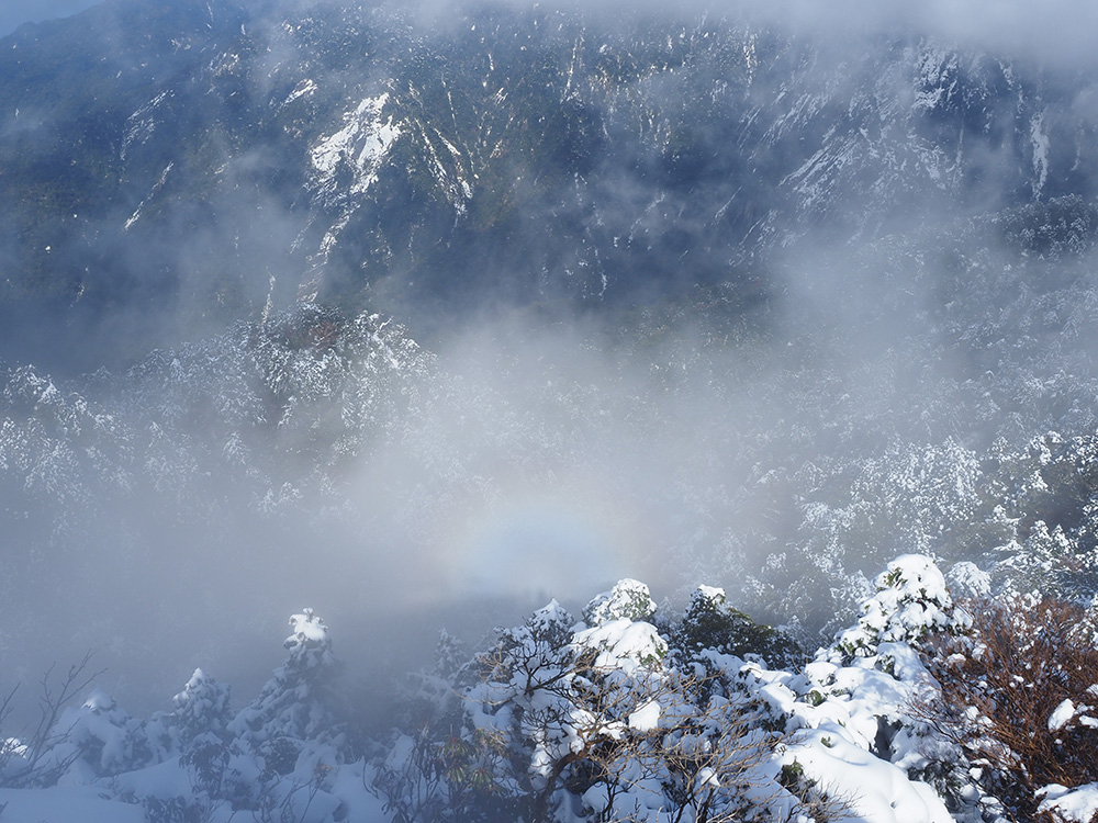 眼下の雪景色にブロッケン現象が現れた時の写真