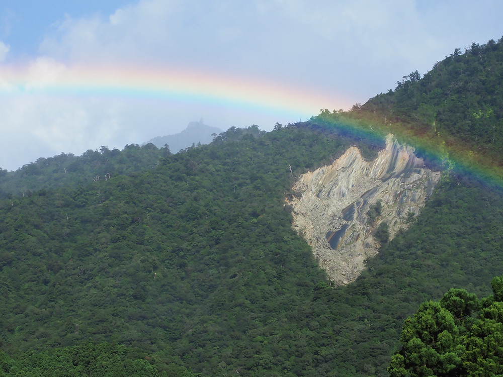 太忠岳に掛かる大きな虹