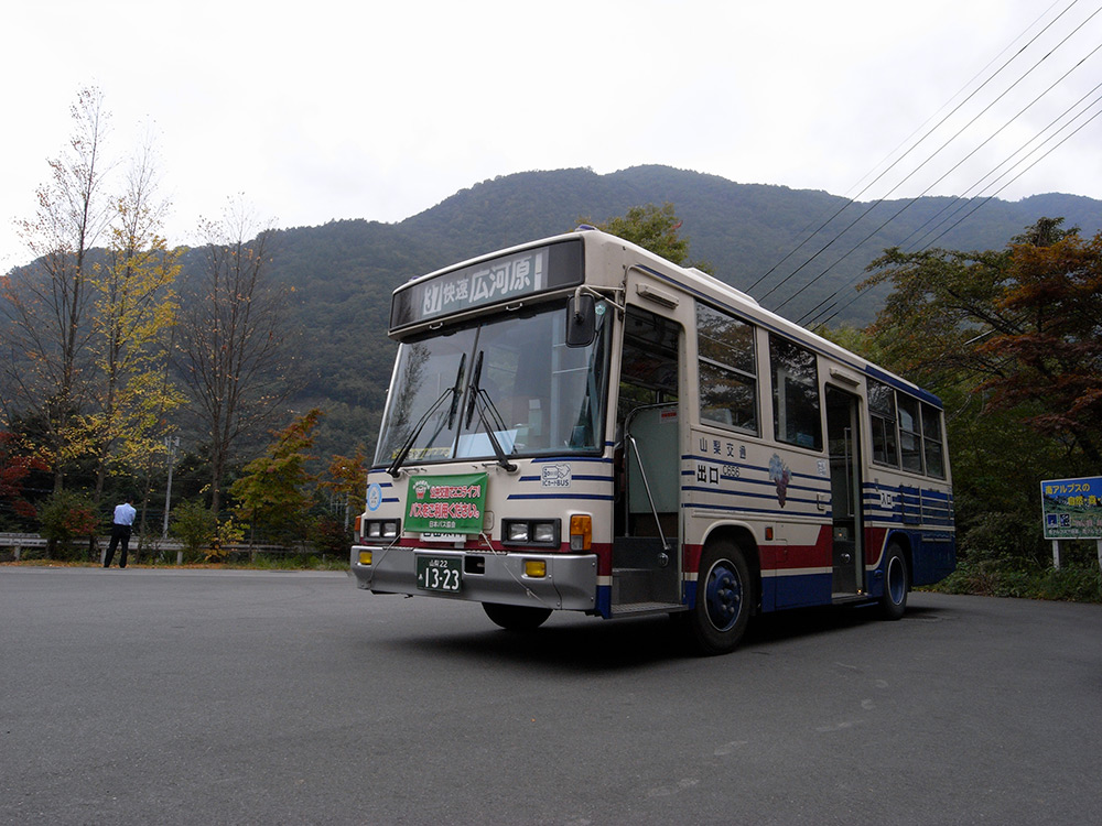 山梨交通のバス