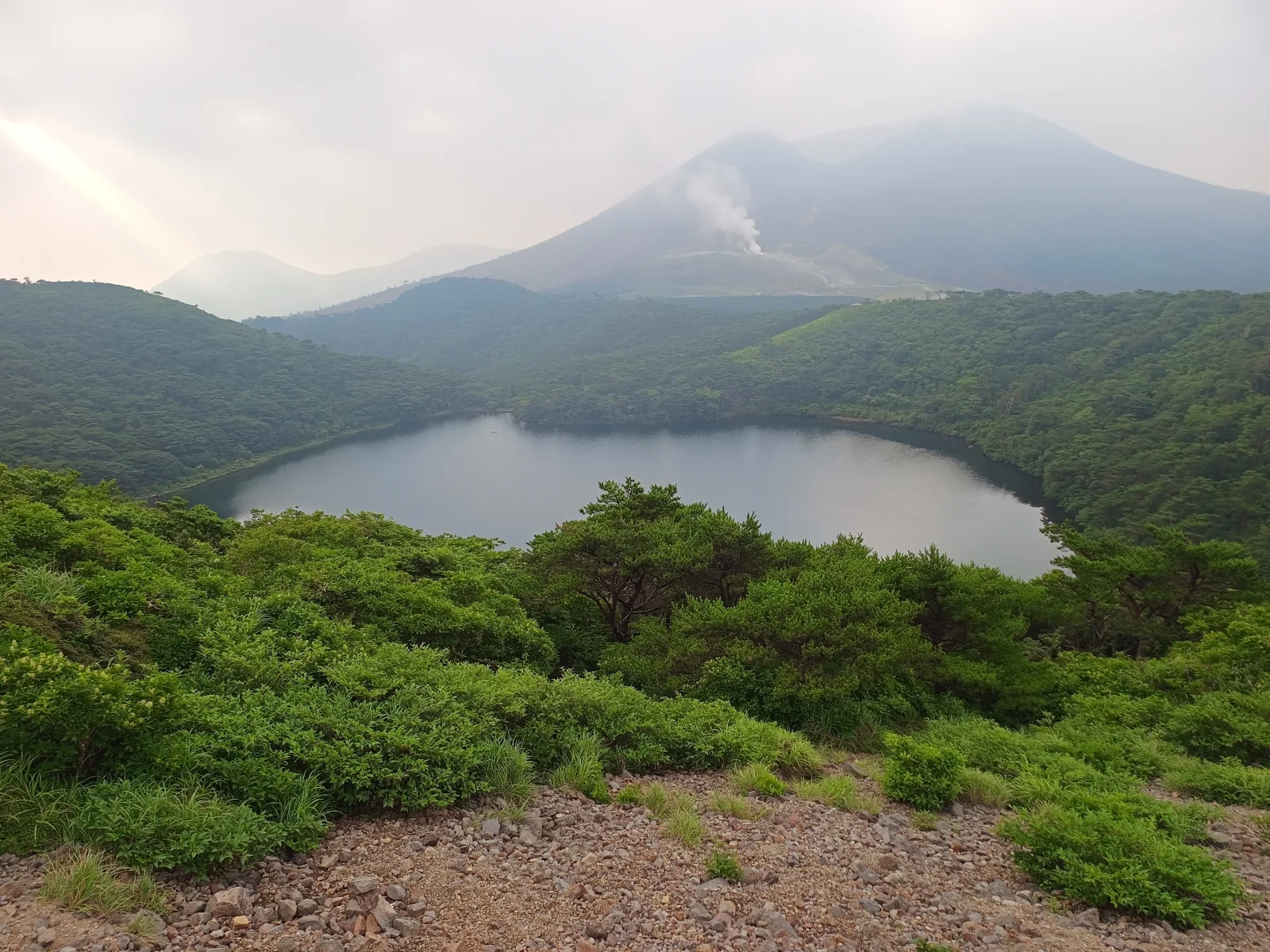 白紫池ルートに見られる火山岩の風景
