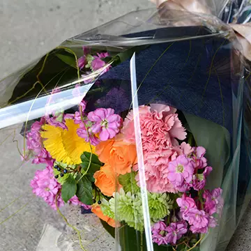 リピーターさんへ感謝の気持ちを表す花束の写真